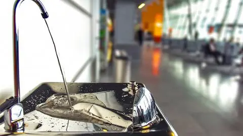 Lotnisko Chopina w Warszawie uruchomiło źródełka z bezpłatną wodą