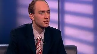 Kredyt we franku szwajcarskim wciąż jest tańszy wobec innych kredytów walutowych - przyznał w TVN CNBC Biznes analityk Expandera Jarosław Sadowski. Jest także trudniej dostępny, bo kolejne banki wycofują się z udzielania go klientom. O tym, jakie kredyty są obecnie najbardziej opłacalne i ile wynosi średnia marża, gościa programu "Pieniądze od Rana" Jarosława Sadowskiego pytał Robert Stankiewicz.
