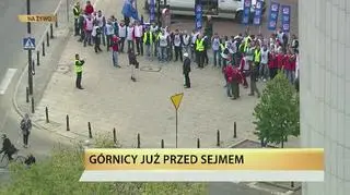 Górnicy już pod Sejmem. Czekają na słowa Kopacz 
