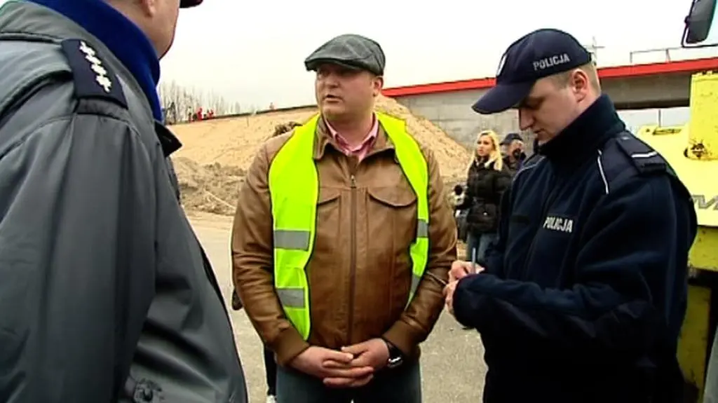 Ochnio "bawił się" z policjantami w czwartek organizując blokadę (TVN24)
