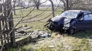Po uderzeniu w motorowerzystę, auto wypadło z jezdni