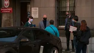 Przesłuchiwane studentki spotkały się z poparciem protestujących pod komisariatem