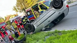 Samochód dachował po tym jak najechał na rowerzystkę i ściął znak drogowy