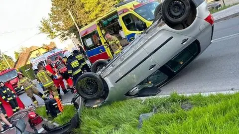 Potrącił rowerzystkę, ściął znak i dachował. Kobieta trafiła do szpitala
