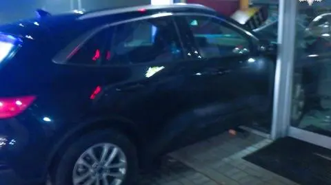 Uderzył autem w budynek stacji paliw