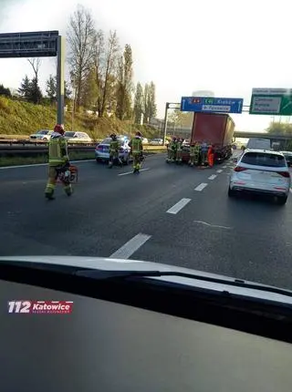 Auto wbiło się w tył ciężarówki na A4 w Katowicach