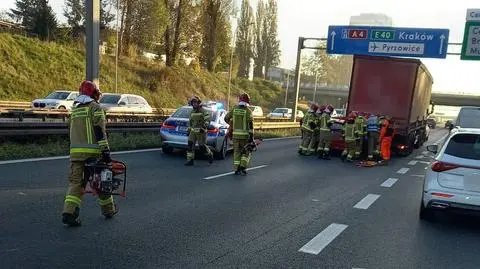 Atuto wbiło się w tył ciężarówki na A4 w Katowicach