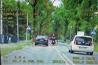 Motocyklista i kierowca auta wyprzedzali na pasach