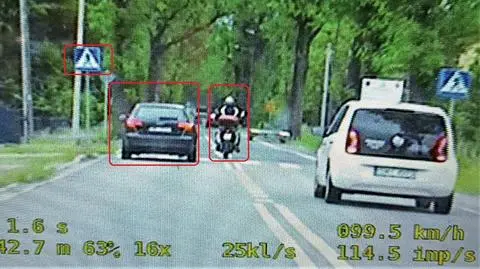 47-latek na motocyklu, 28-latek za kierownicą auta. Jeden za drugim wyprzedzali na pasach