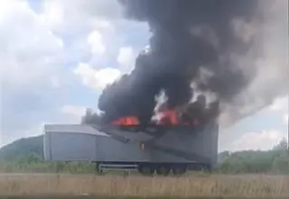 "Kolega krzyknął na radiu, że się pali". Spłonęła naczepa na A1
