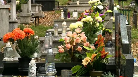 Karawan potrącił na cmentarzu 80-latkę