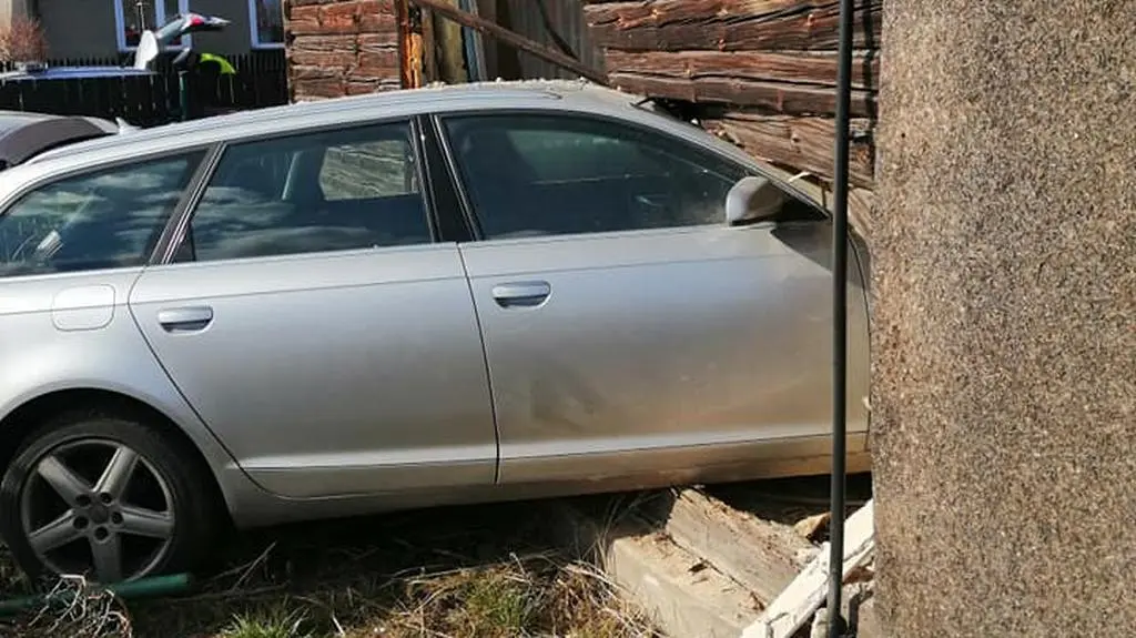Samochód wjechał do domu