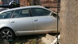 Samochód wjechał do domu