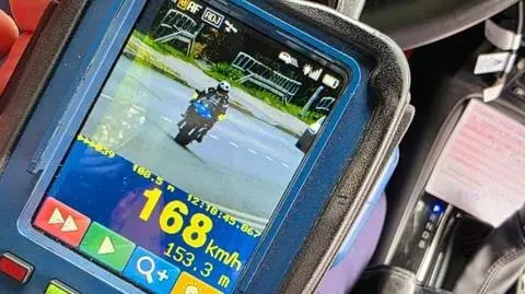 Motocyklista stracił prawo jazdy. Jechał o 118 km/h za szybko