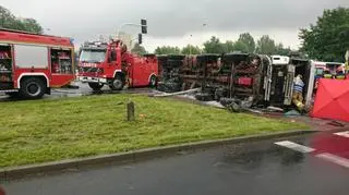 Ciężarówka przewróciła się na auto osobowe
