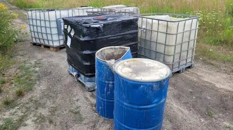 Niebezpieczne odpady odkryte w leśnej przecince. Policja poszukuje ich właściciela