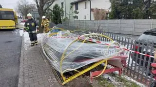 Kierowca autobusu staranował wiatę przystankową