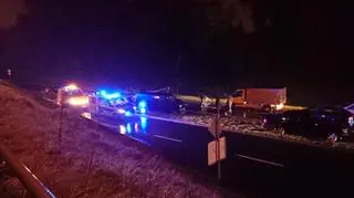 Groźna kolizja w Bielsku-Białej - skoda nabiła się na przewróconą latarnię