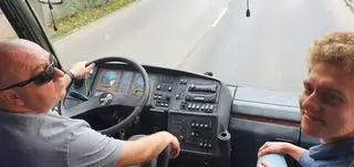 Rodzina Hryszynów w kupionym przez siebie autobusie