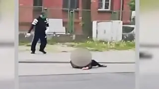 Bezdomny przewrócił się na ulicę, nadal nikt nie reagował