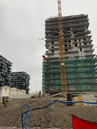 61-latek zmarł kilkadziesiąt metrów nad ziemią