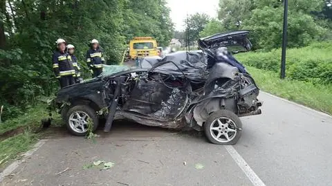 21-latek wypadł z auta po uderzeniu w drzewo. Jechał z 12-letnim bratem. "Ustalamy, który z nich prowadził"