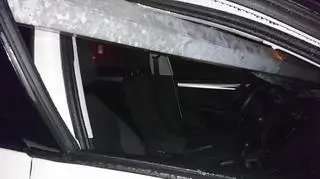 Latarnia przebiła przednia szybę skody na wylot auta