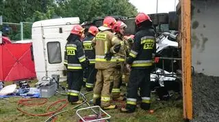 Ciężarówka przewróciła się na auto osobowe