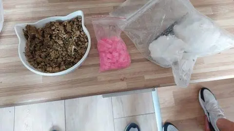 Mężczyźni szli ulicą, niosąc półprzytomną 16-latkę. "Była pod wpływem środków odurzających"