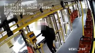 Kierujący nie zatrzymał pojazdu, aby zapewnić pasażerom swobodne opuszczenie tramwaju