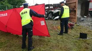 Ciężarówka przewróciła się na auto osobowe
