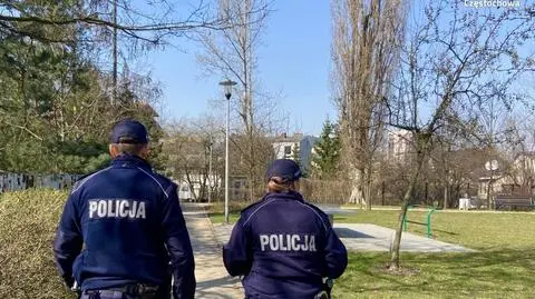 Dwaj grali w tenisa, trzeci stał na czatach. "Sport to nic złego, a koledzy tylko sprzątają"