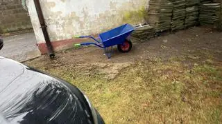 Parafianie wzięli na protest taczkę