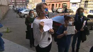 Studenci spotkali się ze wsparciem przed komisariatem