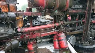 Ciężarówka przewróciła się na auto osobowe