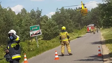12-latek i 13-latek zjechali rowerami na przeciwny pas. Zderzyli się z motocyklistą. Mają złamane ręce