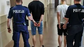 Trzej mężczyźni z zarzutami za rozbój - odebranie przemocą szalika