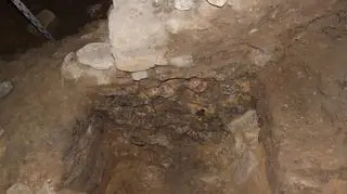 Fragment kamiennego filara wewnątrz jaskini