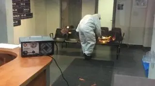 Dezynfekcja w komendzie policji po wizycie poszukiwanego