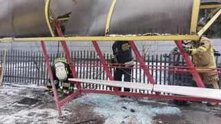 Kierowca autobusu staranował wiatę przystankową