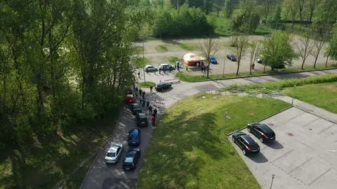 O szóstej skończyli pracę w kopalni. O dziewiątej kazali im stanąć w kolejce do pobrania wymazu