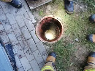 Trzyletnie dziecko wpadło do studzienki kanalizacyjnej