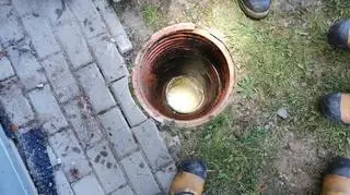Trzyletni Franek wpadł do studzienki. Strażacy spuścili na linie policjantkę głową w dół 