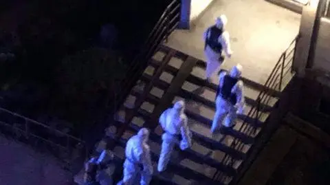 Wracali z imprezy, utknęli w windzie. Do bloku przyjechali policjanci i strażacy w kombinezonach