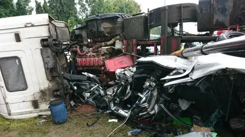 Ciężarówka przewróciła się na auto z 60-latką za kierownicą. Kobieta w szpitalu