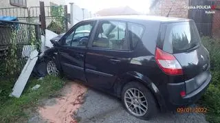 Pijana matka wiozła dzieci i wjechała w płot