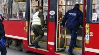 Policja kontroluje komunikację zbiorową