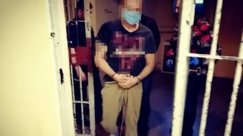 W domu została dwójka małych dzieci. Pobita matka uciekła przed ich ojcem