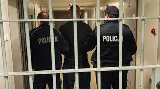 45-latek z zarzutami więzienia i zgwałcenia 22-latki