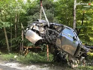 Uderzył w drzewo, jest w ciężkim stanie